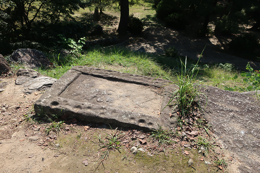 Stone coffin lids