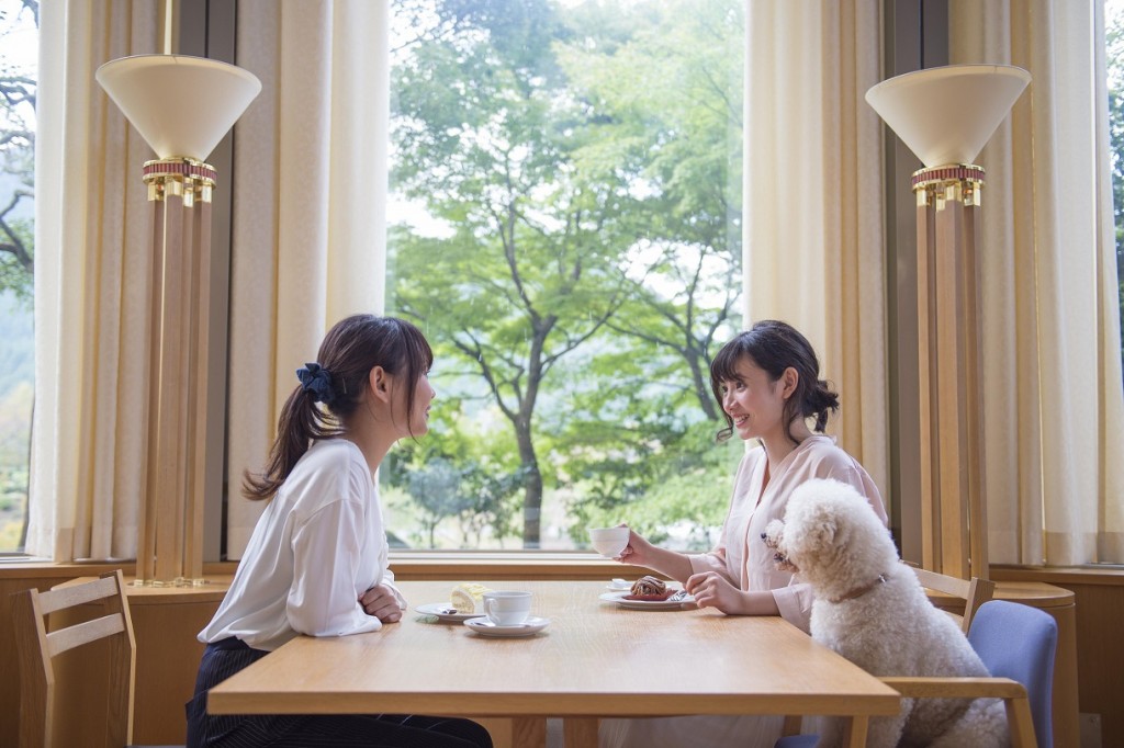 松W_カフェ_人犬_1610_2230小