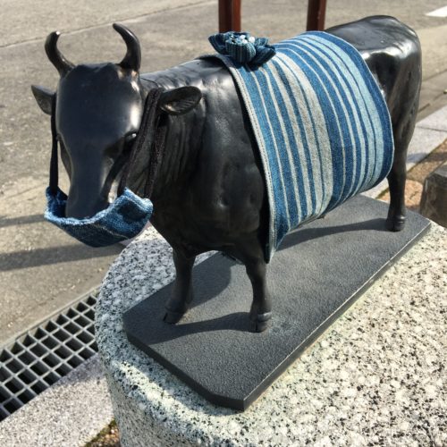 松阪駅の牛さん、松阪木綿を着ています。