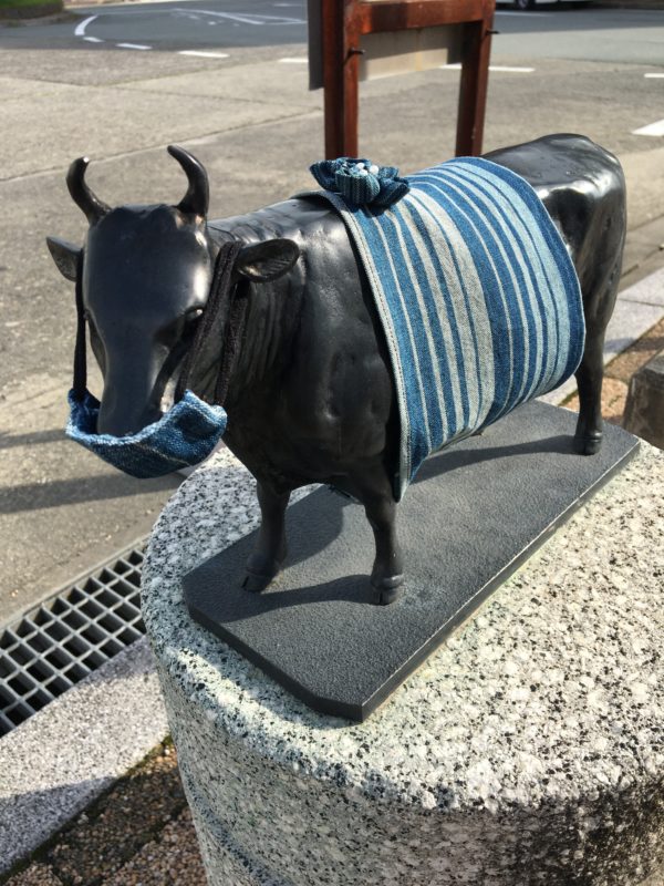 松阪駅の牛さん、松阪木綿を着ています。