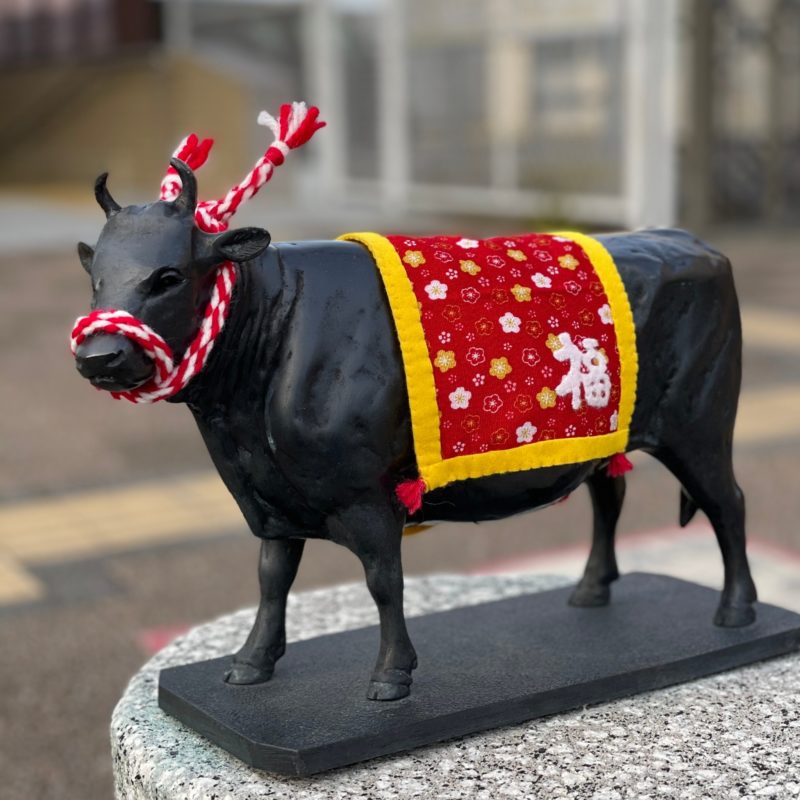松阪駅前の牛さんがお正月仕様になりました！