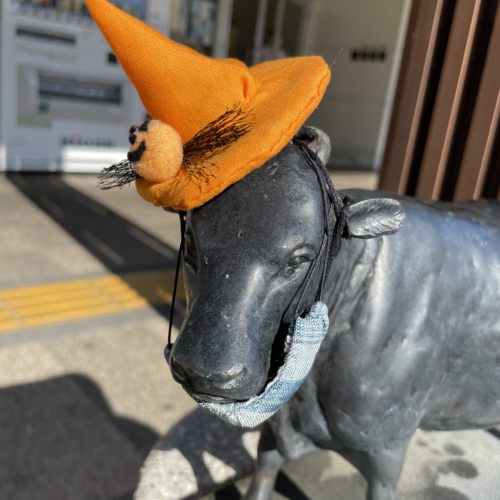 松阪駅前の牛さん、ハロウィン仕様です。