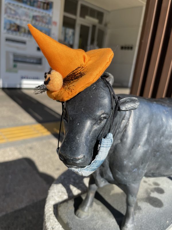 松阪駅前の牛さん、ハロウィン仕様です。