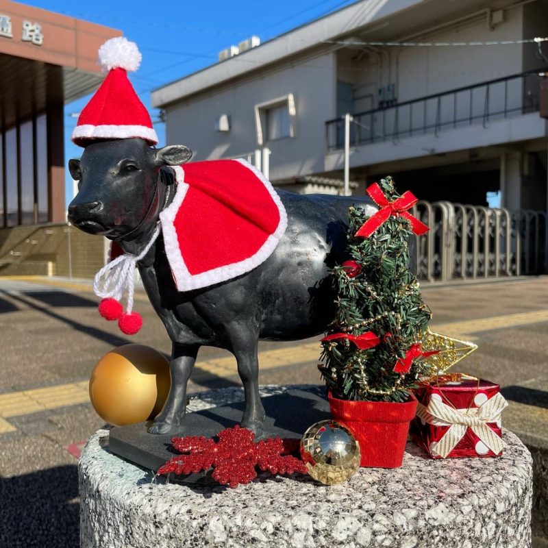松阪駅前の牛さん　クリスマス仕様です！