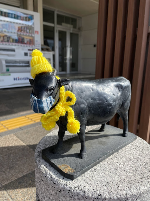 JR松阪駅前の牛さん　冬季仕様になりました！