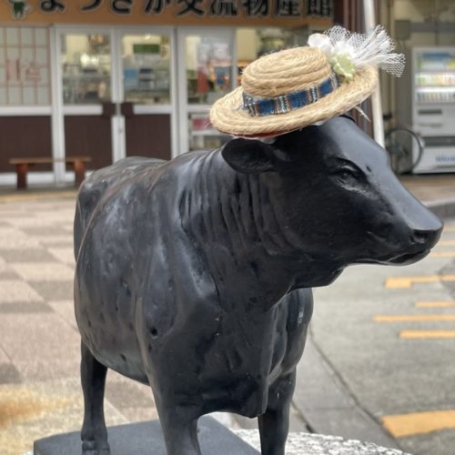 松阪駅前の牛さん　カンカン帽かぶっています！