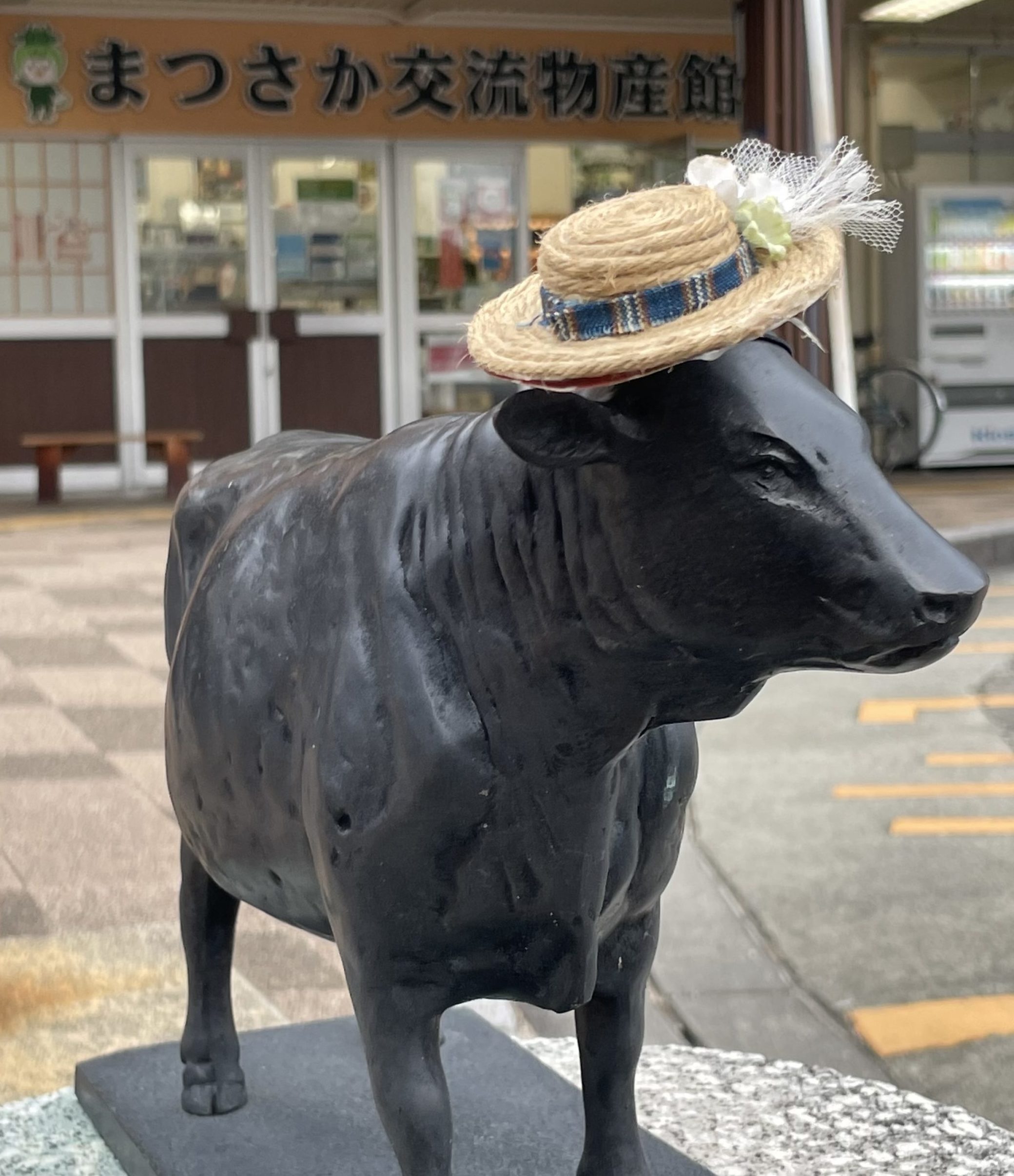 松阪駅前の牛さん　カンカン帽かぶっています！