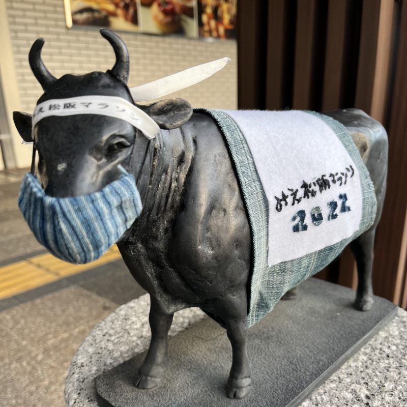 期間限定！みえ松阪マラソン開催に併せて 松阪駅の 牛さん🐃はマラソン🏃仕様です。