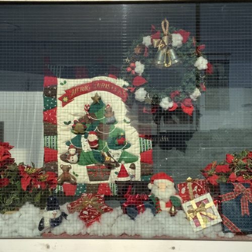 松阪駅観光情報センターのウィンドウもクリスマスになりました