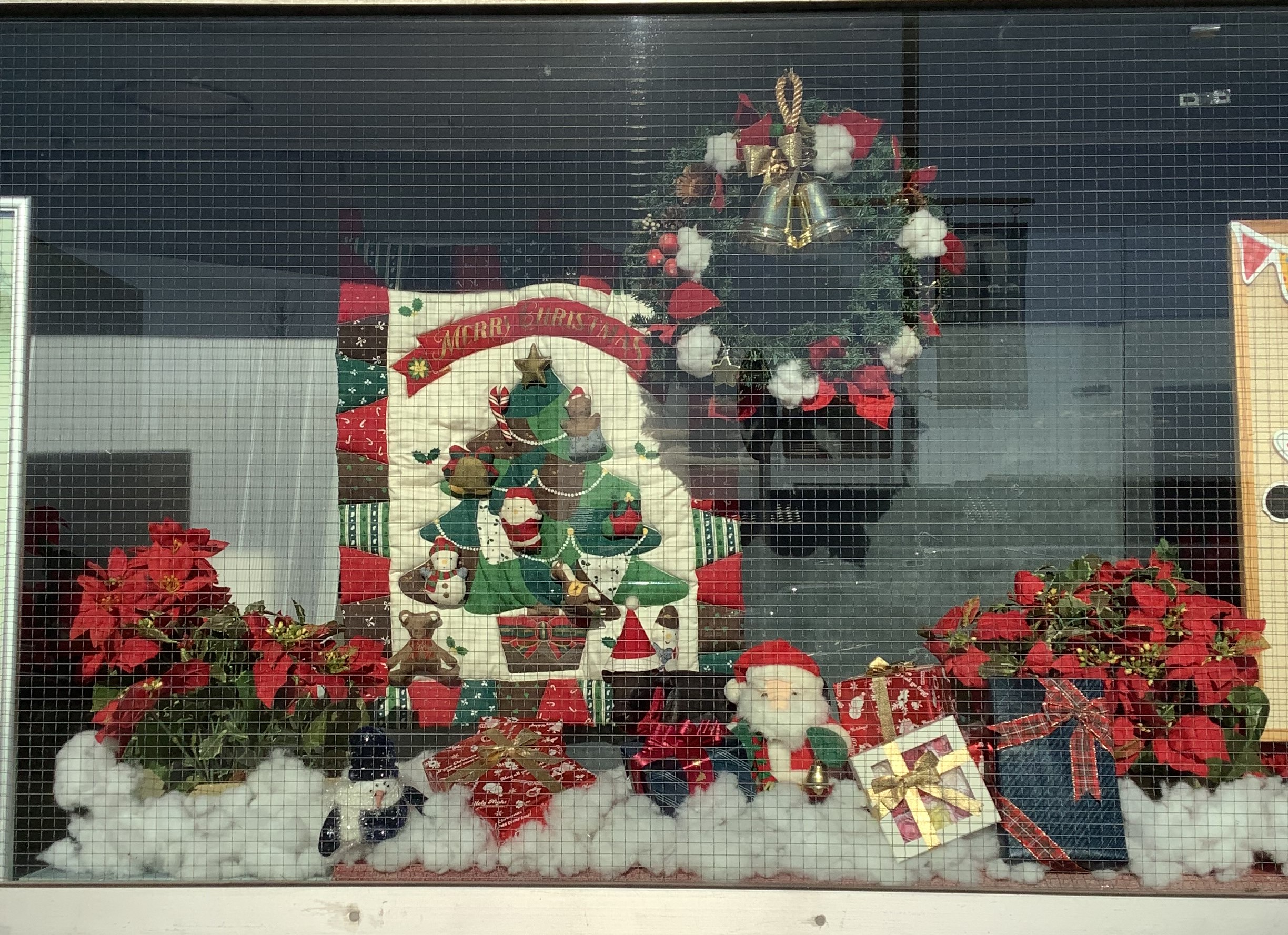 松阪駅観光情報センターのウィンドウもクリスマスになりました