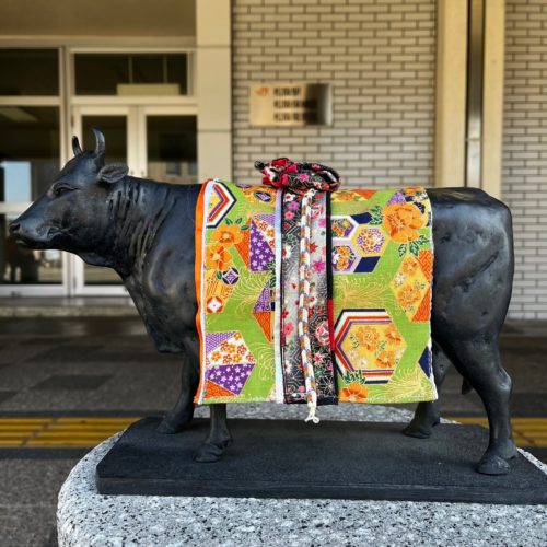 松阪駅前の牛さん　初午まつり・雛祭り仕様で着物姿♡です
