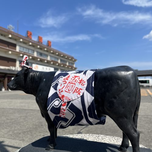 松阪駅前の牛さん🐂　チョーサヤ！松阪祇園まつり仕様です