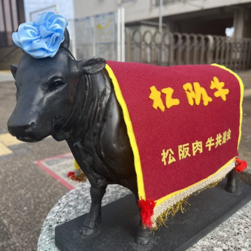 松阪駅前の牛さん、松阪牛まつり仕様です