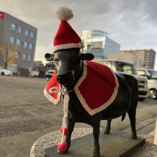 松阪駅前の牛さん　クリスマス仕様になりました