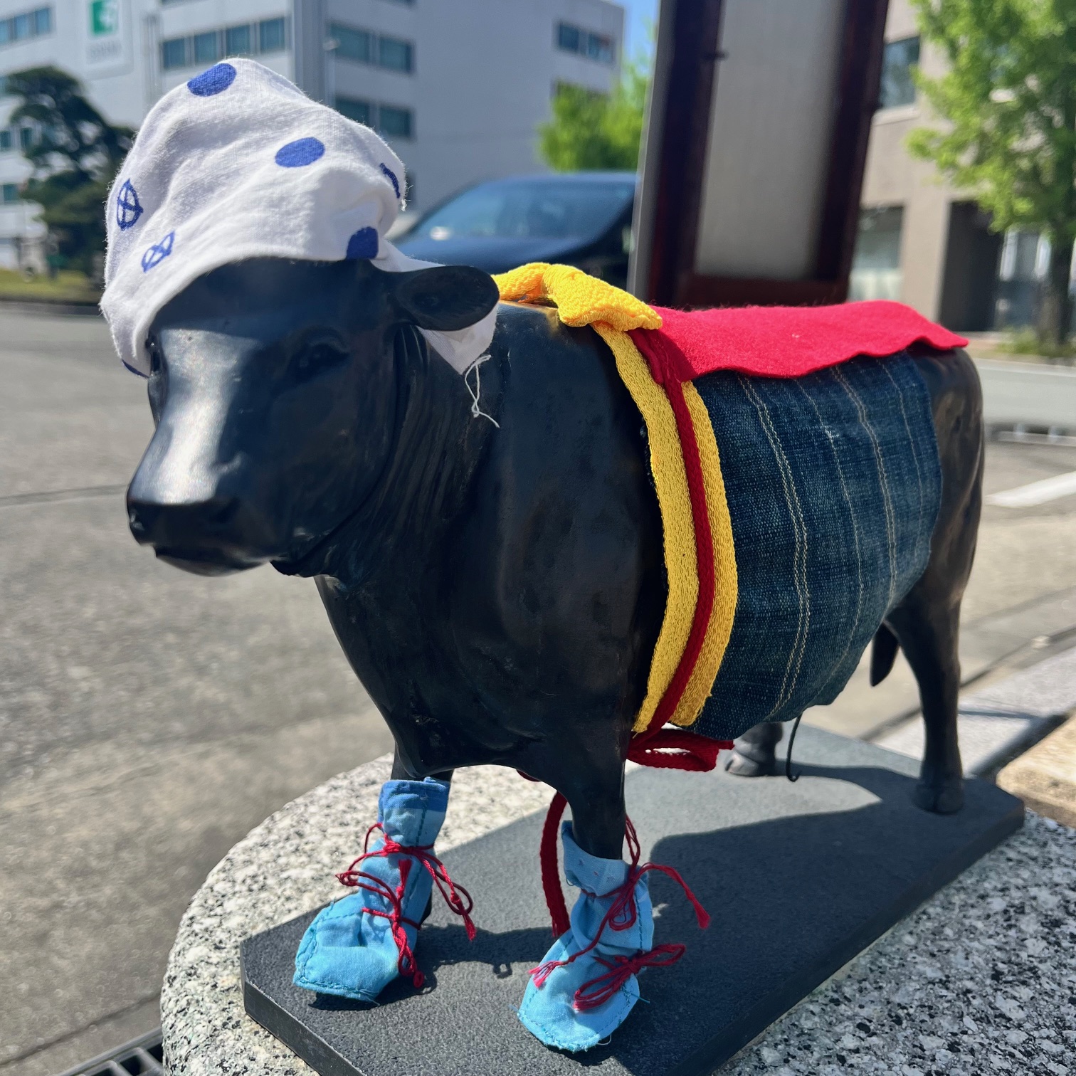 松阪駅前の牛さんが、八十八夜、こどもの日に向けて変身中！
