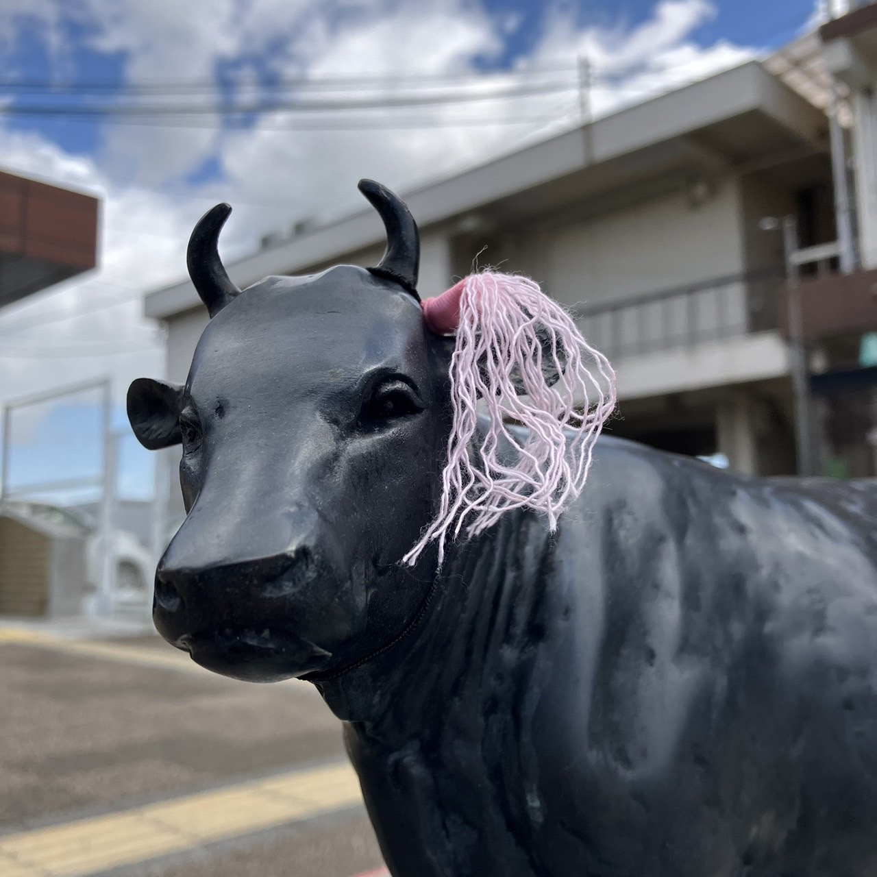 松阪駅前の牛さん、松阪撫子の花飾りを付けました