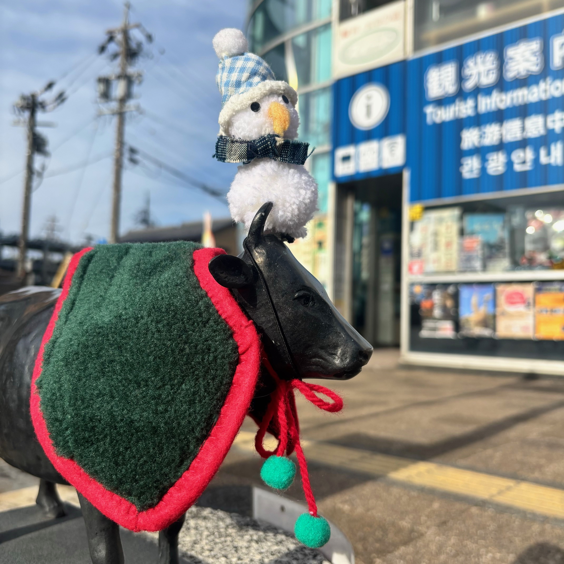 松阪駅前の牛さんがクリスマス仕様です - 松阪市観光協会